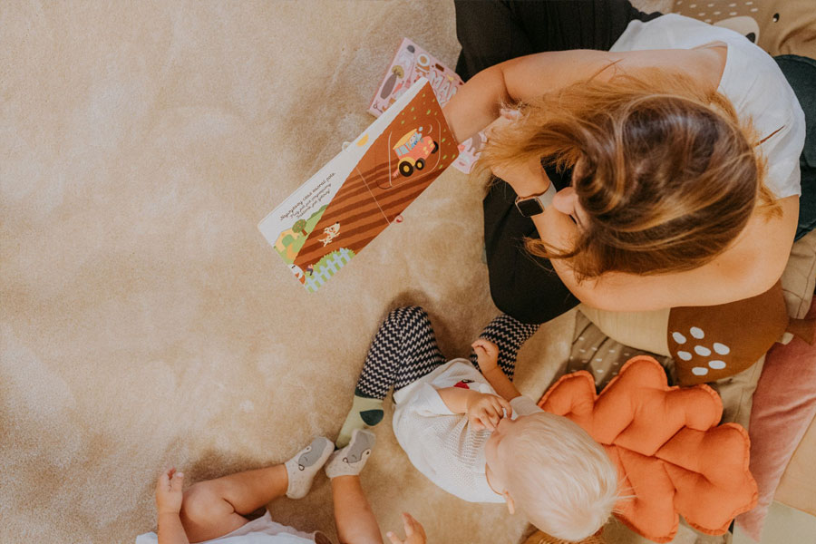 Mama z dzieckiemw bawialni